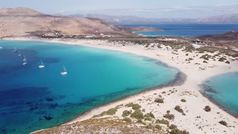 Luxusboote-Am-Tropischen-Strand-In-Elafonisos,-Peloponnes,-Griechenland---Antenne