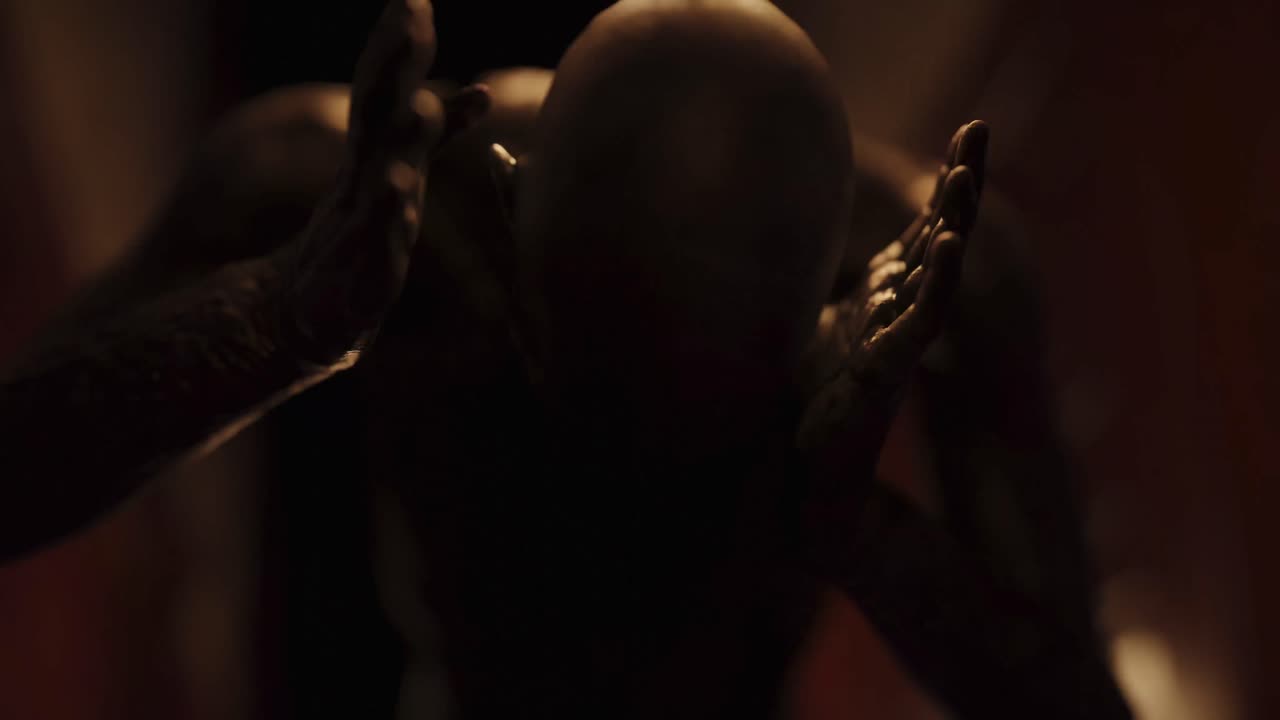 animación de un monstruo humano en un túnel oscuro siendo aturdido