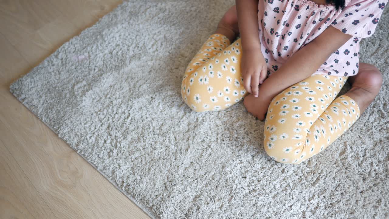 niño sentado en una alfombra