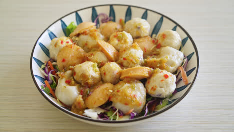 ensalada picante de albóndigas y albóndigas - estilo de comida saludable