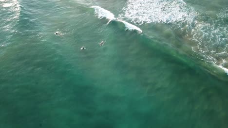 Drohnenantenne-Am-Great-Ocean-Road-Beach-Mit-Surfern-Auf-Blauem-Wasser-An-Einem-Sonnigen-Sommertag