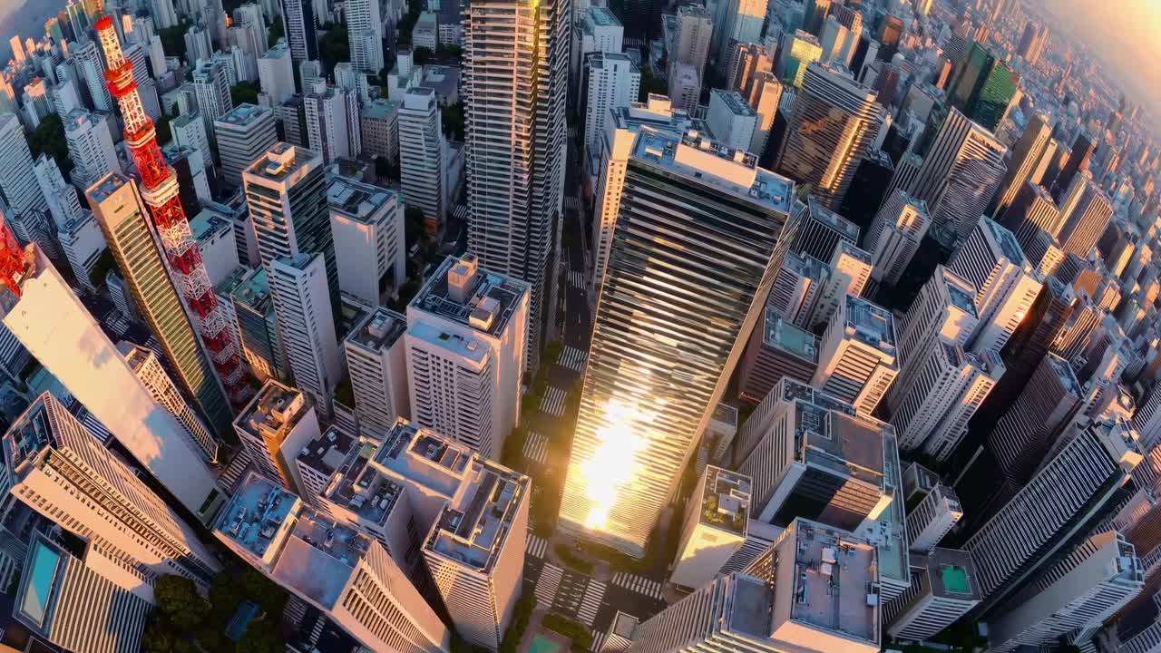 골든 아워 태양광은 현대 도시 중심의 유리 마천루 전면에 반사되어 다른 건물들이 그것을 둘러싸고있는 놀라운 시각을 만니다.