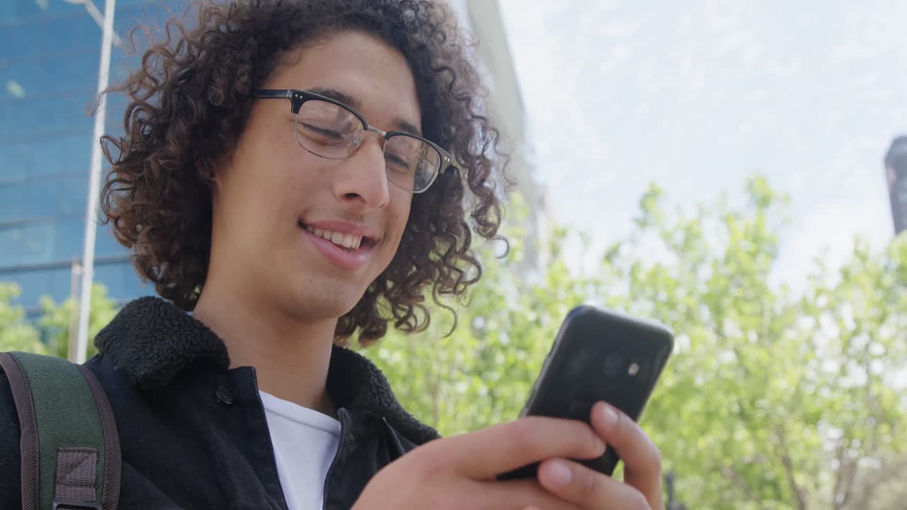 hombre usando teléfono móvil en la calle de la ciudad 4k