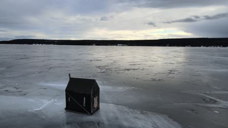 Frosty-Fishing-Adventures:-Eine-Luftaufnahme-Von-Eisangelhütten-Am-Lac-La-Hache-Lake-In-British-Columbia,-Kanada