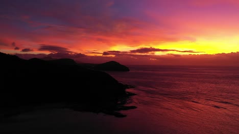 las islas en fiji con el hermoso despliegue de colores de la puesta del sol