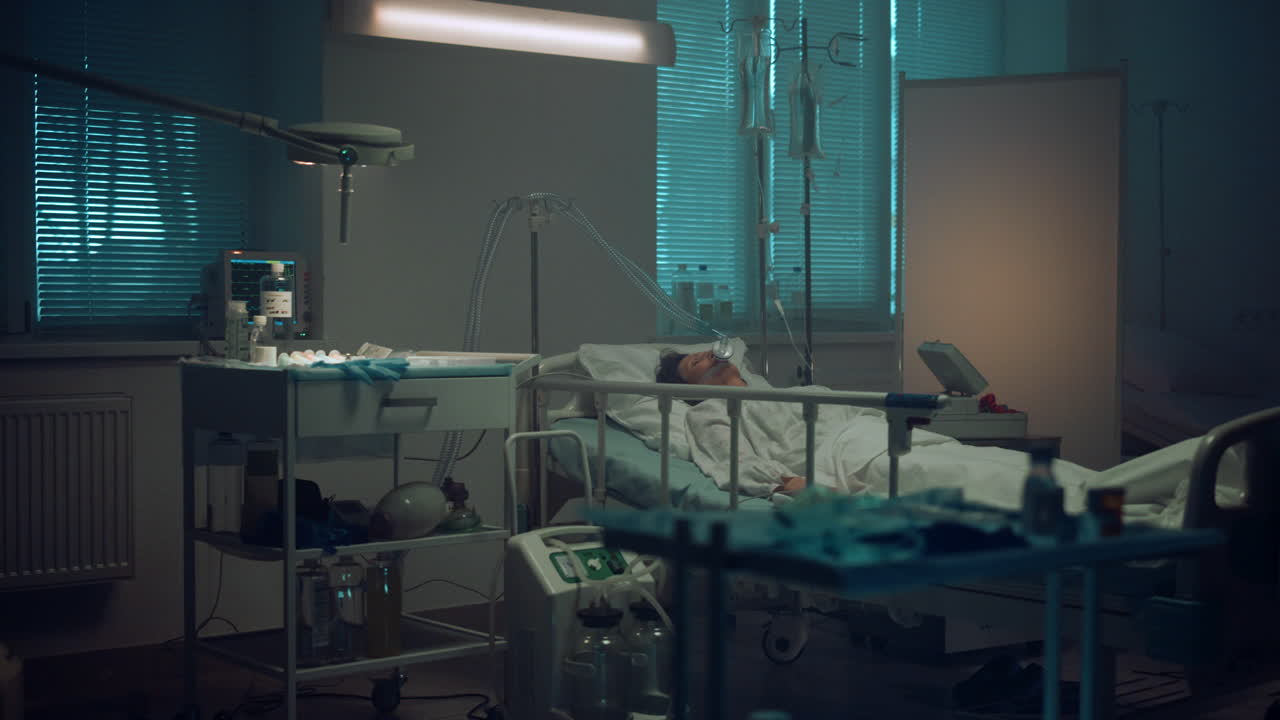 un paciente inconsciente se somete a tratamiento en la clínica.