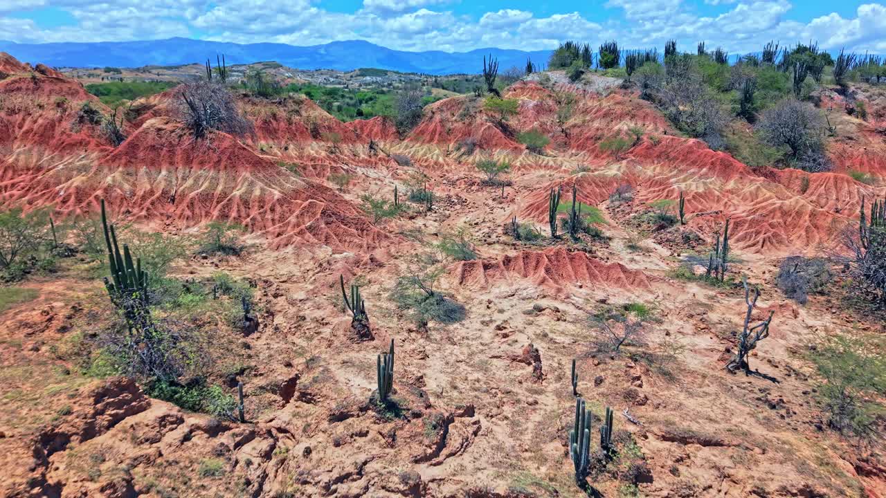 Incrível revelação de deserto vermelho em vídeo aéreo cativante na região de Tatacoa, Colômbia. A cor única dos desertos adiciona beleza a uma paisagem natural já de tirar o fôlego