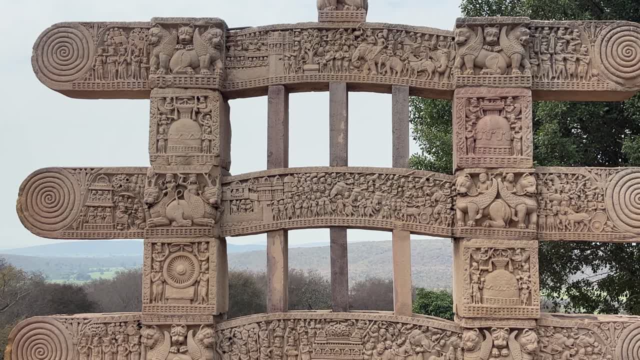 Primer plano con zoom de una puerta tallada de la Estupa de Sanchi, India