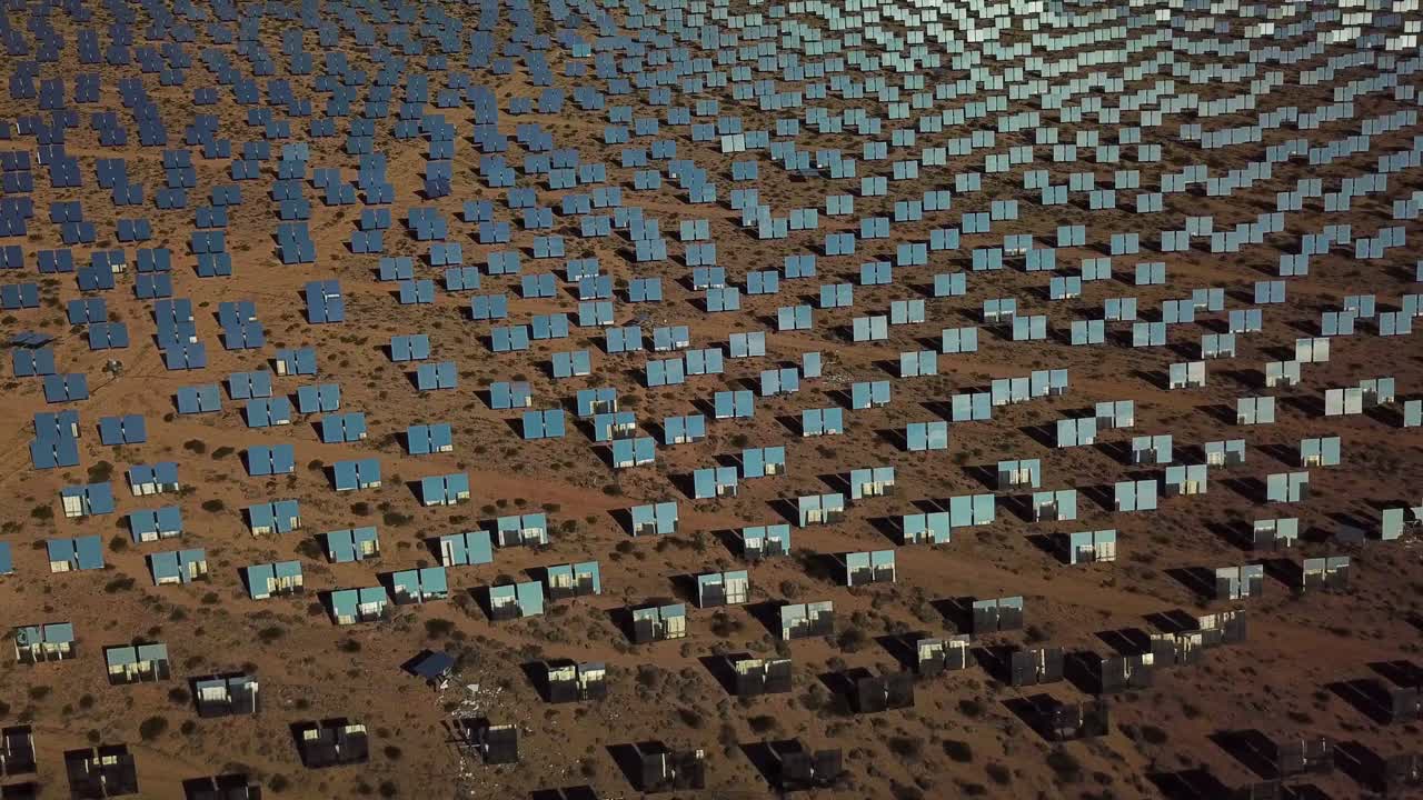 antena de drones sobre una gran instalación de generación de energía solar en primm nevada 6