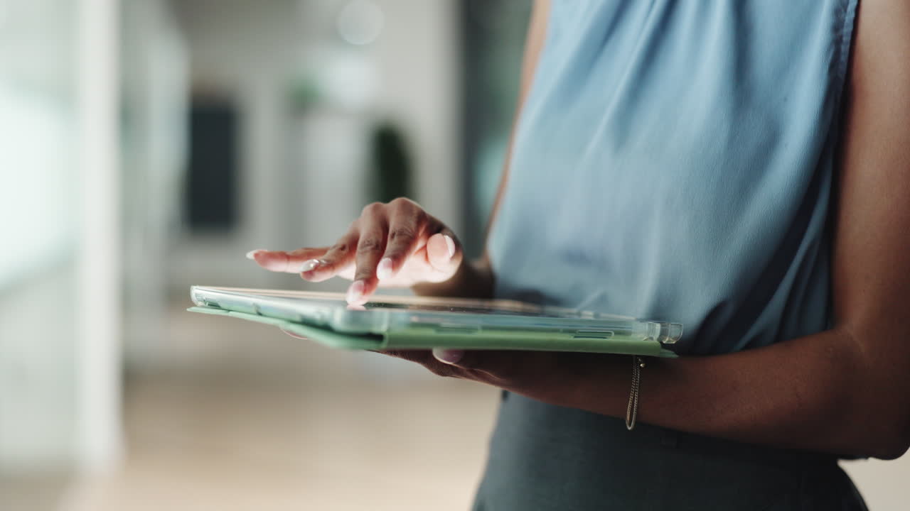 Nærbillede af person, der bruger digital tablet på moderne kontor