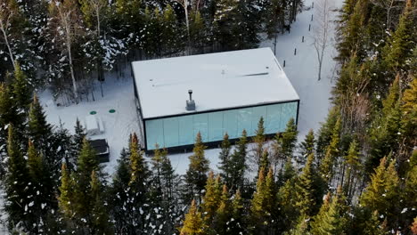 cabaña glamping prefabricada para alojamiento turístico en charlevoix forest, quebec, canadá