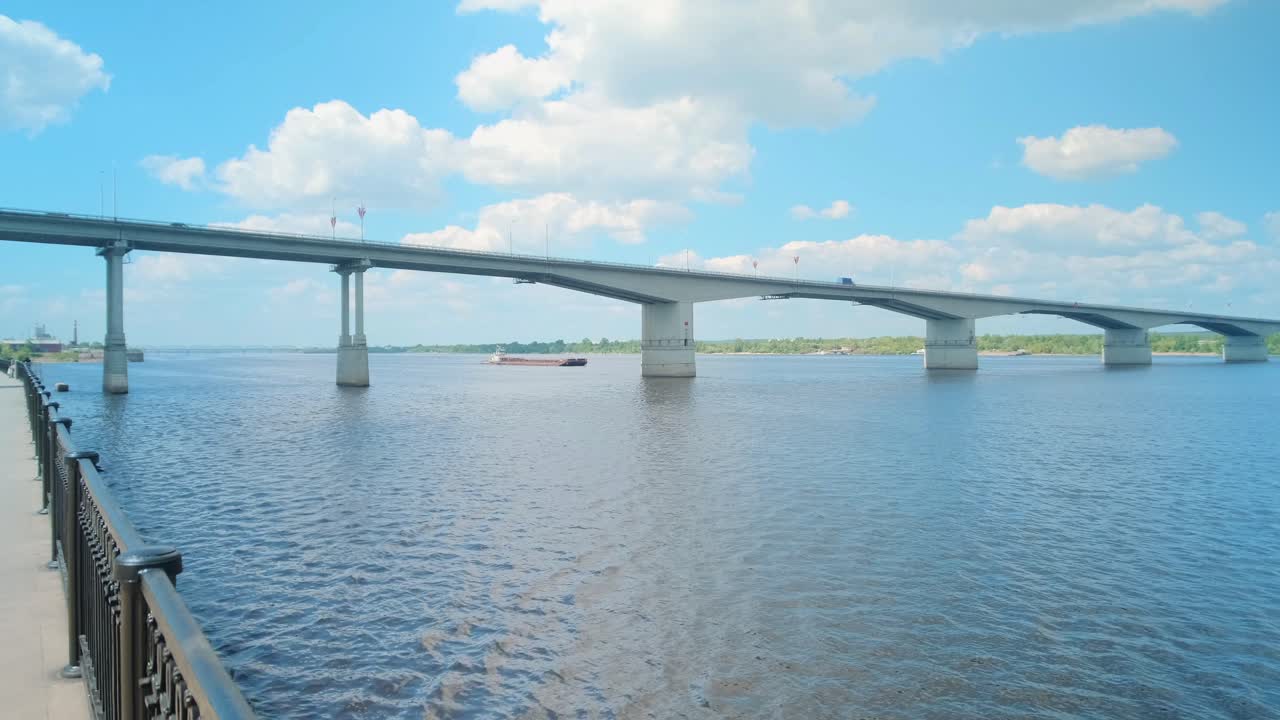 은 날 강을 가로지르는 다리