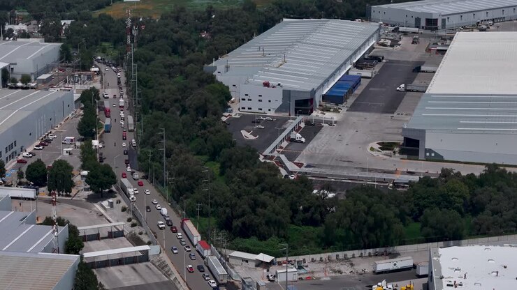 Vista aerea di un'area industriale con traffico intenso di camion e magazzino
