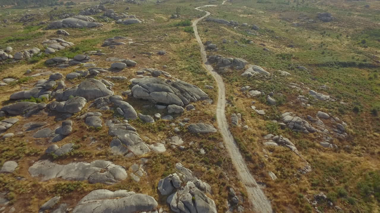 Bellissimo scatto di una strada in un paesaggio montano.