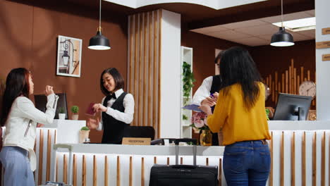 personal de recepción que ayuda a las mujeres en el proceso de registro