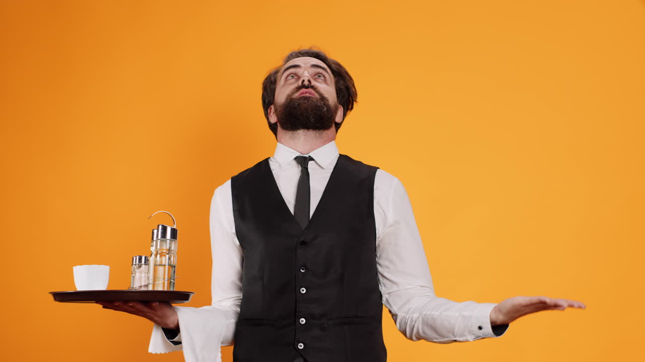 Optimistische butler bidt tot de Heer