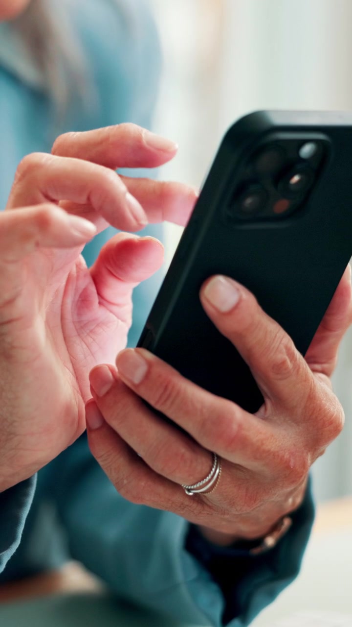 Primo piano di una donna anziana che usa lo smartphone