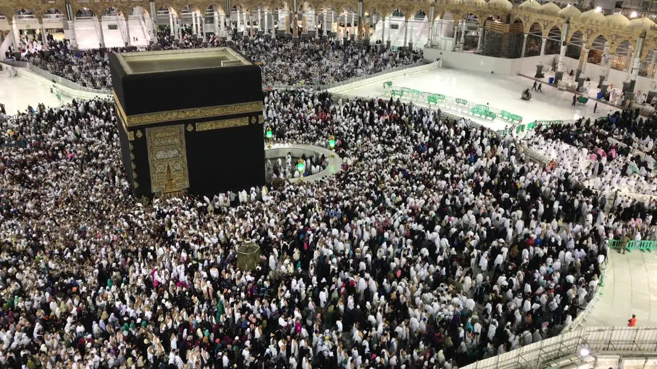 peregrinos musulmanes circundando y orando mirando hacia la kaaba