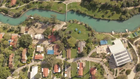 vista aérea de una ciudad a orillas de un lago