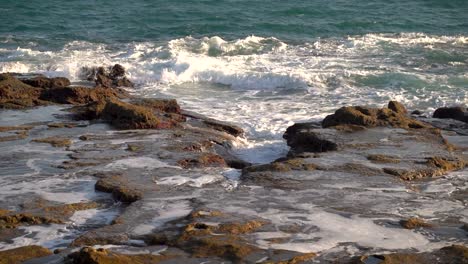 低潮時波浪撞擊岩石珊瑚礁的慢動作風景