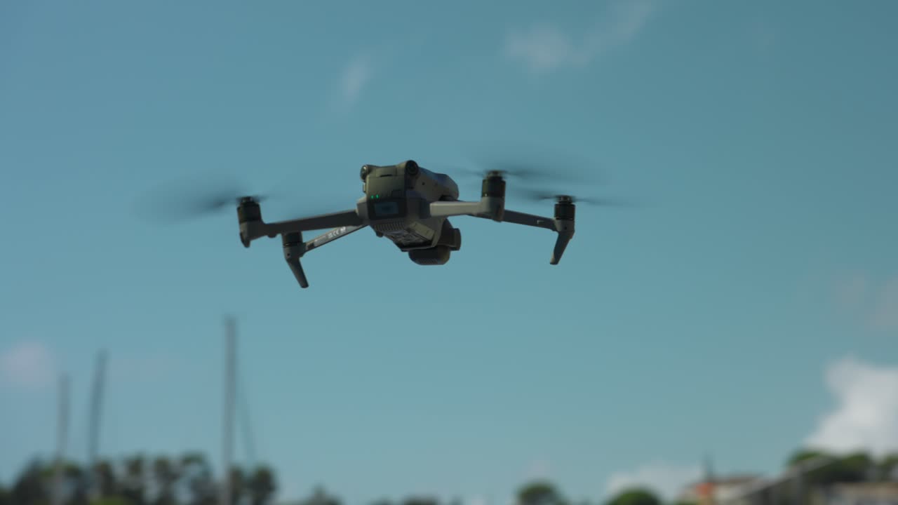 항구에 정박한 보트 위에서 비행하는 dji mavic 3 pro 드론