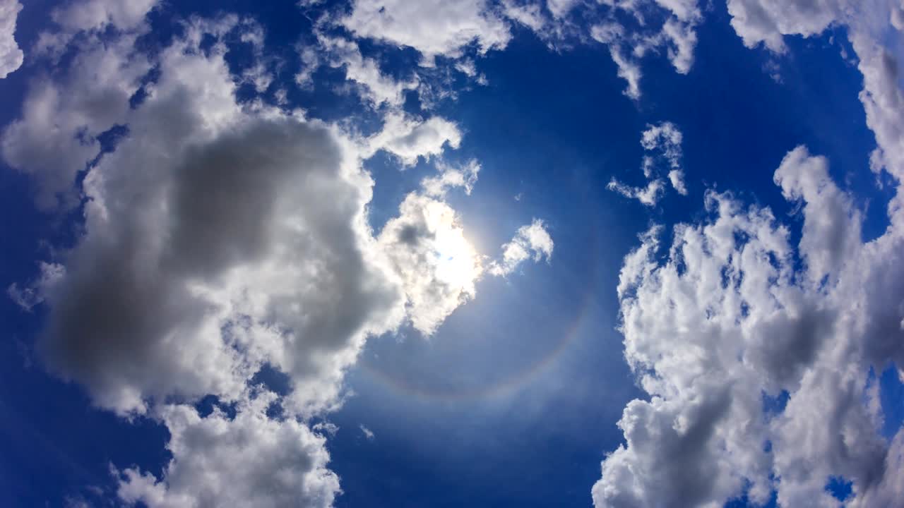 아름다운 하늘 배경에 태양의 헤일로 4k 타임 스