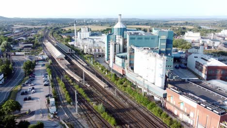 Fábrica-De-Productos-Químicos-Industriales-Junto-A-Warrington-Bank-Quay-Vías-De-Tren-Vista-Aérea-Marcha-Atrás-Lentamente