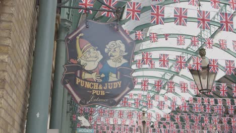 Melden-Sie-Sich-Vor-Dem-Punch-And-Judy-Pub-Im-Covent-Garden-Market-In-London,-Großbritannien