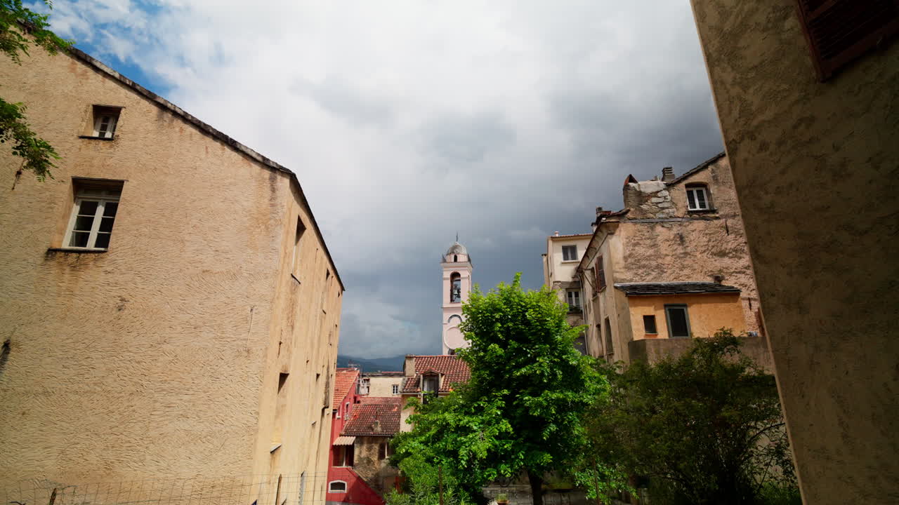 Alla scoperta del centro storico di Corti, entroterra corso, Francia. Vista della chiesa e degli antichi edifici