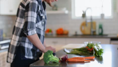 mujer limpiando la encimera de la cocina en casa 4k