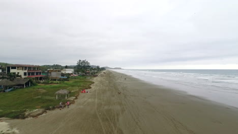 volando sobre la playa de arena playa curia en la provincia de santa elena en ecuador