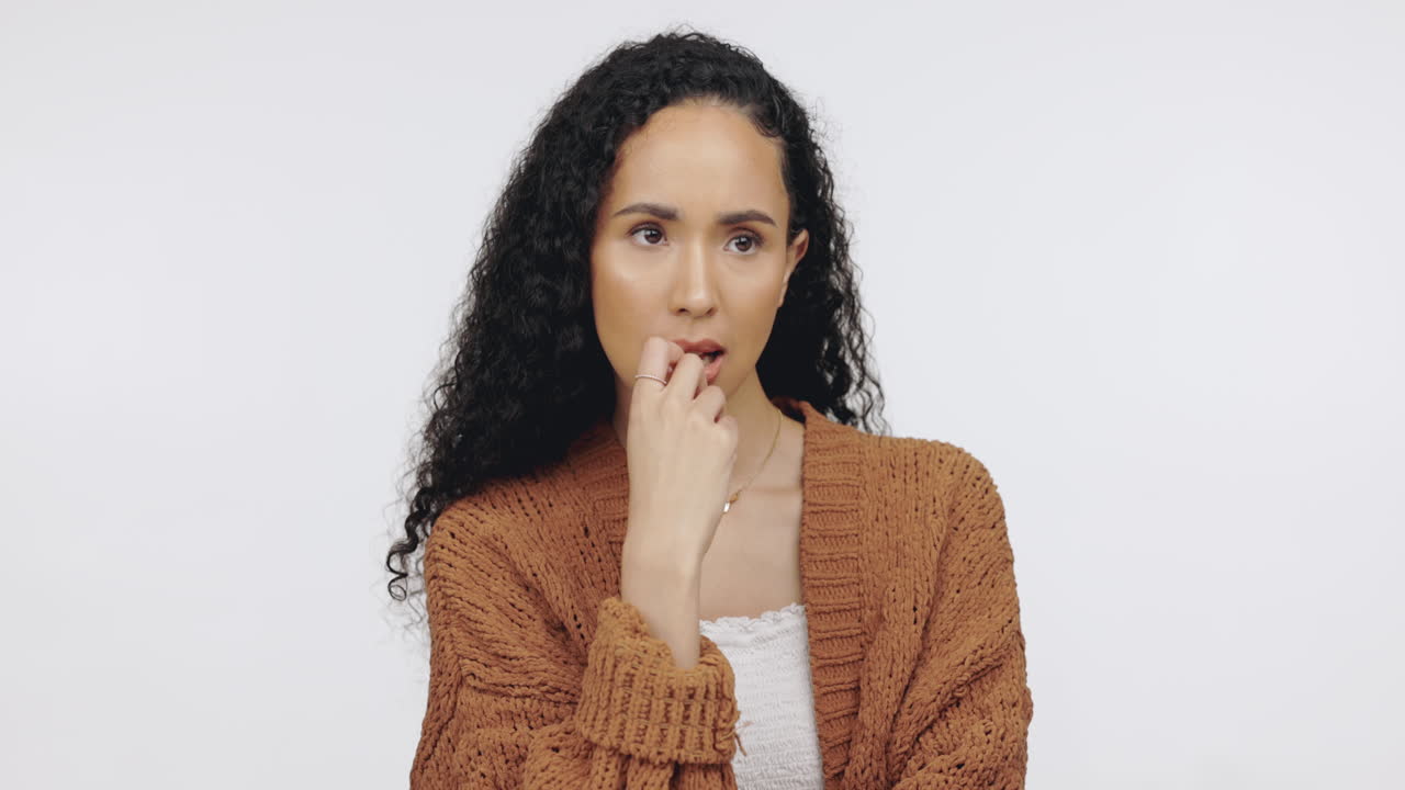 estrés. morderse las uñas y la espalda mujer con ansiedad