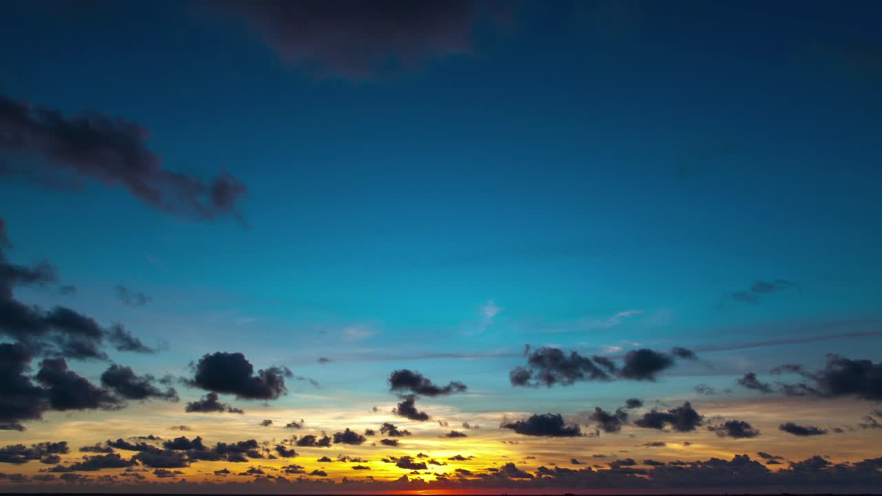 놀라운 구름빛 해가 뜨는 시간 경과