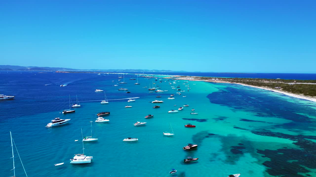 Barche ancorate nelle splendide acque turchesi e cristalline di Formentera, una spiaggia di sabbia bianca con Posidonia oceanica. Panoramica aerea magica, vista panoramica, drone