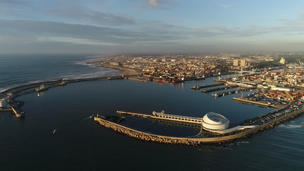 вид с воздуха на удивительный город и гавань матозиньюш португалия