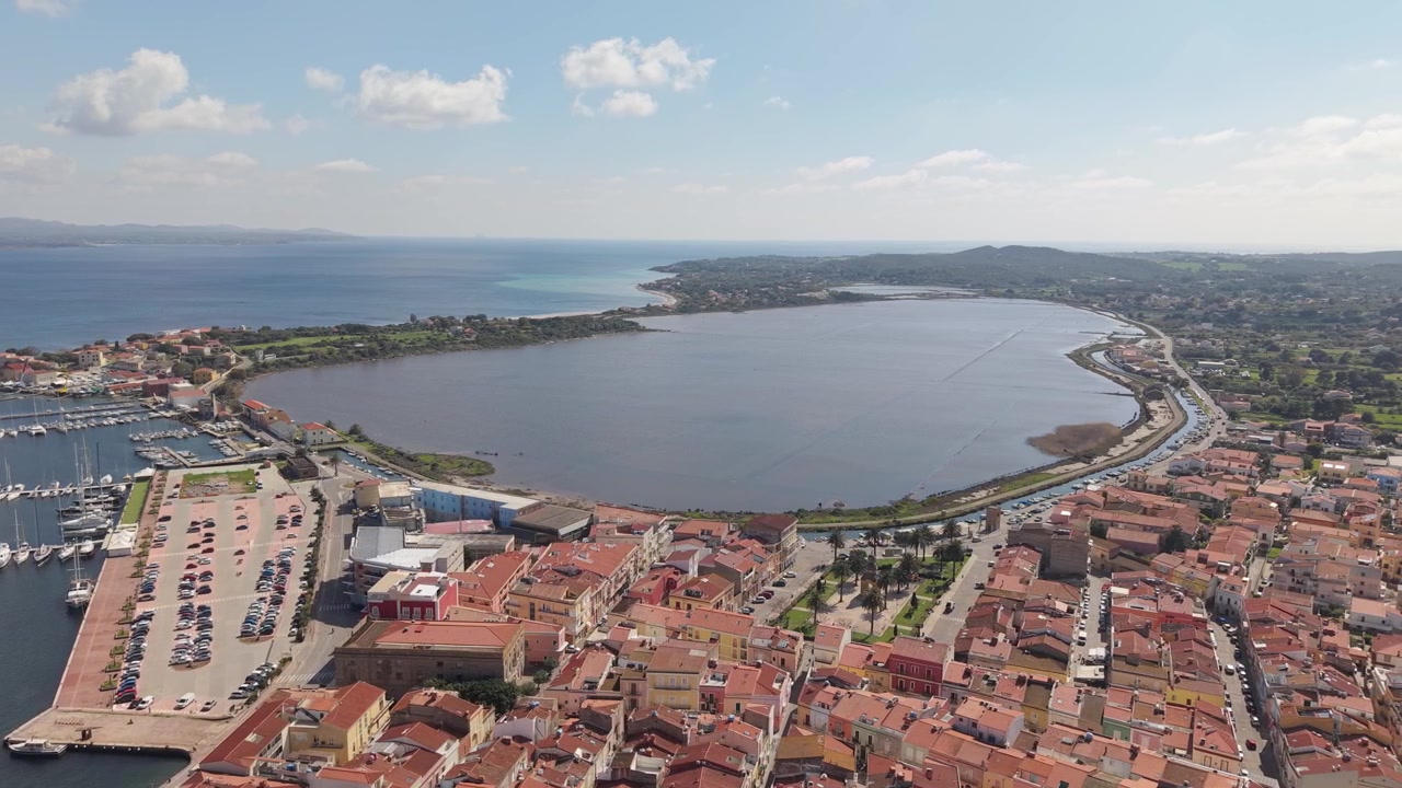 Veduta aerea panoramica delle saline di Carloforte sull'Isola di San Pietro in Sardegna, Italia.