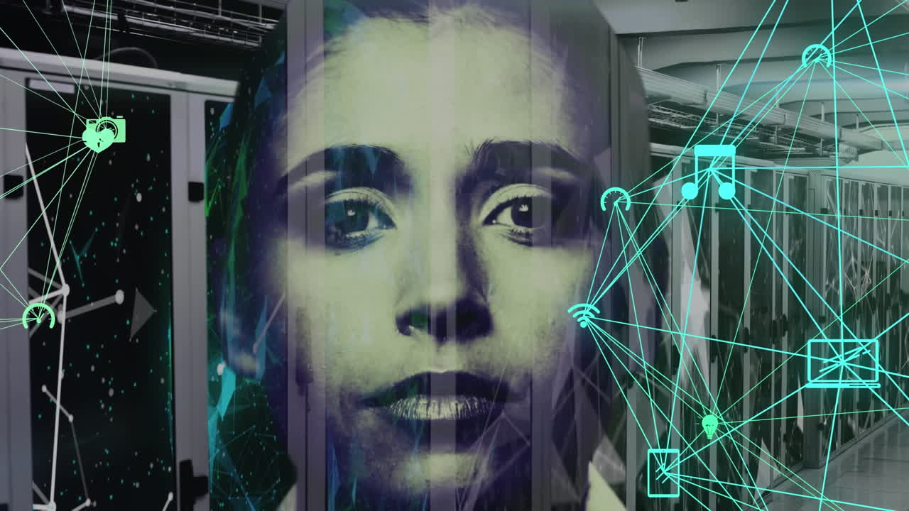 animación de iconos conectados globo, primer plano de mujer caucásica sobre la sala del servidor