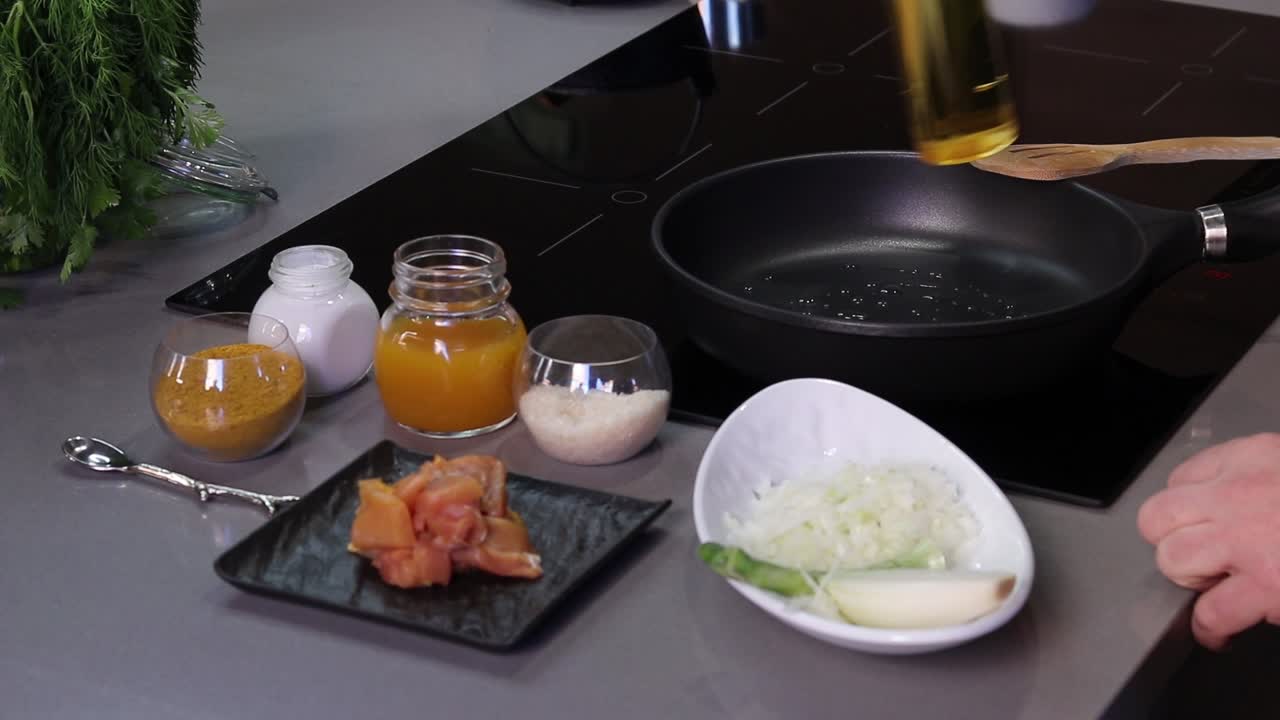 팬에 고기를 구울 때 사용하는 올리브 오일