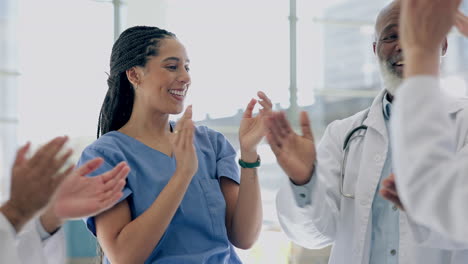aplausos, cinco altos y tiros de papel por los médicos