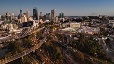 Drone-Time-Lapse-Hyper-Lapse-De-Perth-Y-Autopista-En-El-Crepúsculo