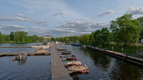 porty portowe z małymi łodziami zakotwiczonymi w rydze na łotwie