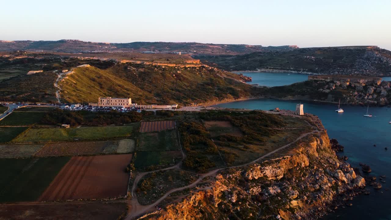 골든 베이 비치 몰타, 골든 아워 일몰 풍경, 몰타 공화국, 지평선, 바다, 석회암, 항공 드론 개요  ⁇