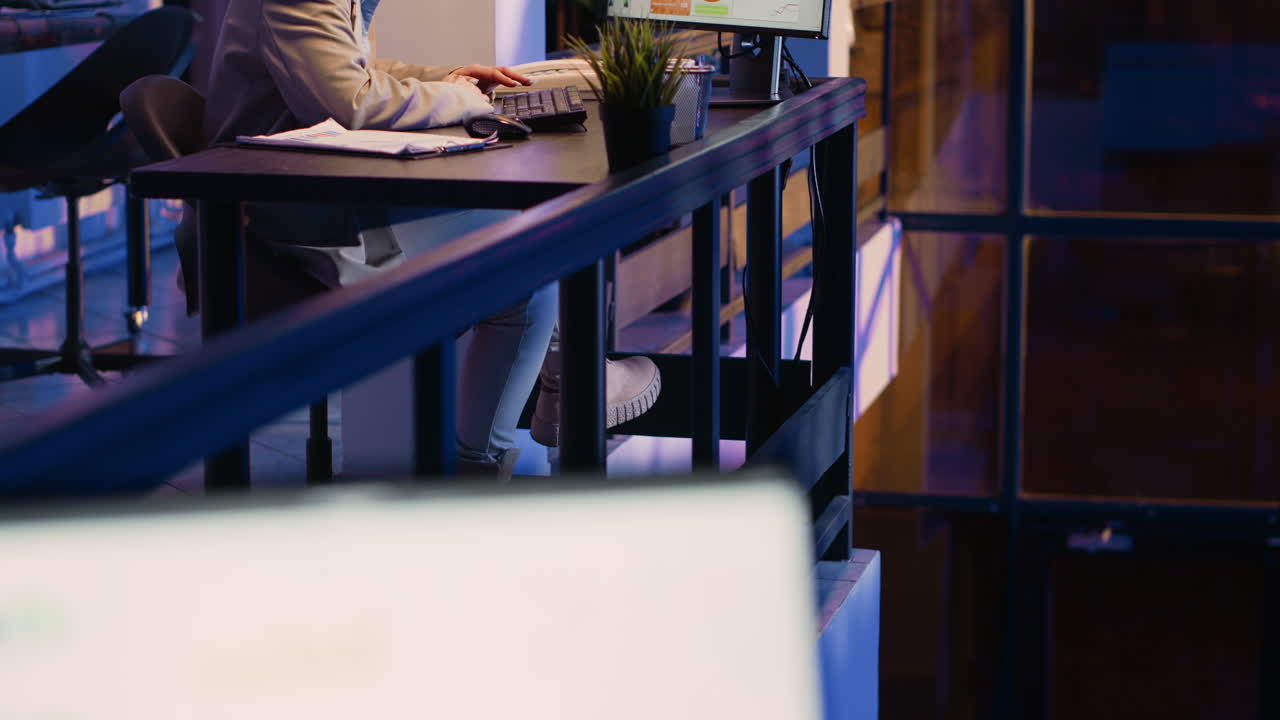 사무실에서 컴퓨터로 일하는 사업가