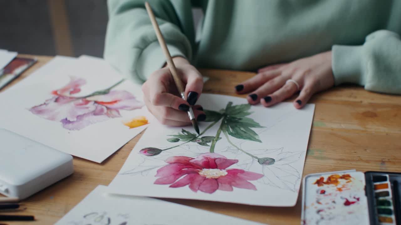 mujer pintando flores en un estudio de arte