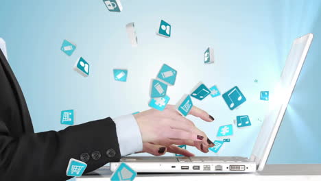 animación de una mujer de negocios caucásica usando una computadora portátil con iconos de medios