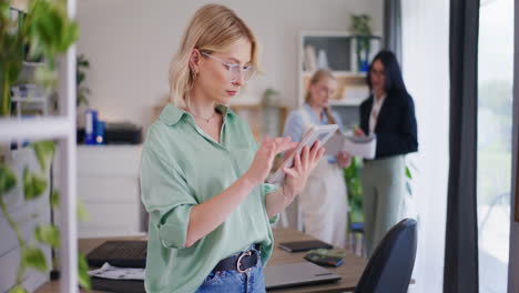 Frau-Arbeitet-Im-Büro-An-Einem-Tablet-PC