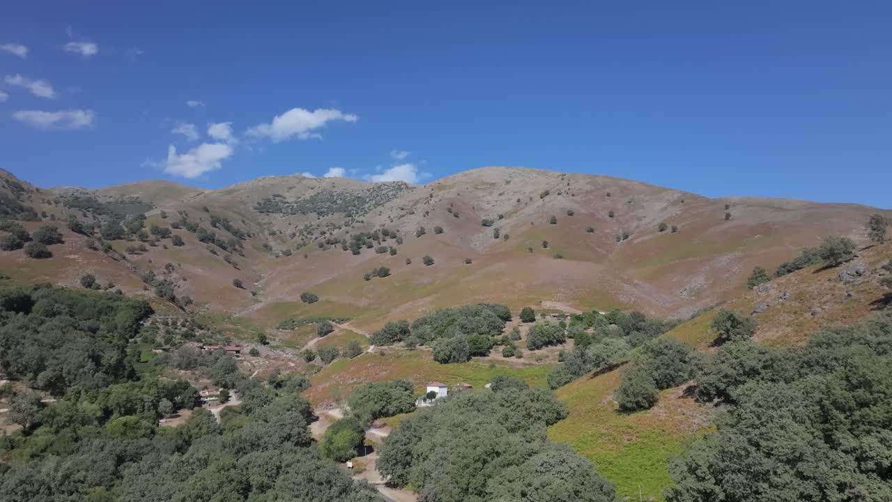 Drone flight on the south face of the Gredos-Avila mountain range, we appreciate the bare peaks of some of its mountains but with their charm, with a green oak forest remaining at the bottom.