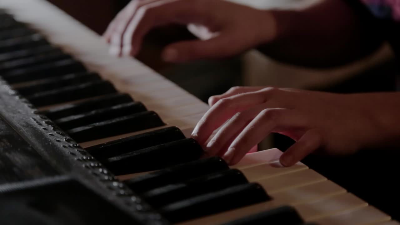 un pianista está tocando en un teclado