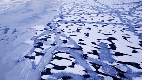 Drohnenperspektive-Auf-Riesige-Eisblöcke,-Die-Im-Wasser-Schwimmen