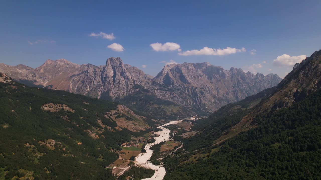 parque de valbona en albania, picos de alta montaña sobre un hermoso valle en verano